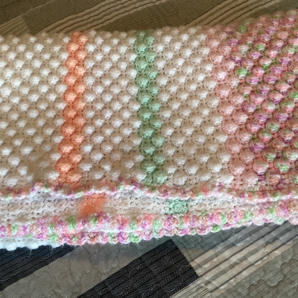 PINK & WHITE LIGHT COLORED HANDKNITTED TEXTURED COTTON MIX BABY BLANKET - Picture 6 of 8